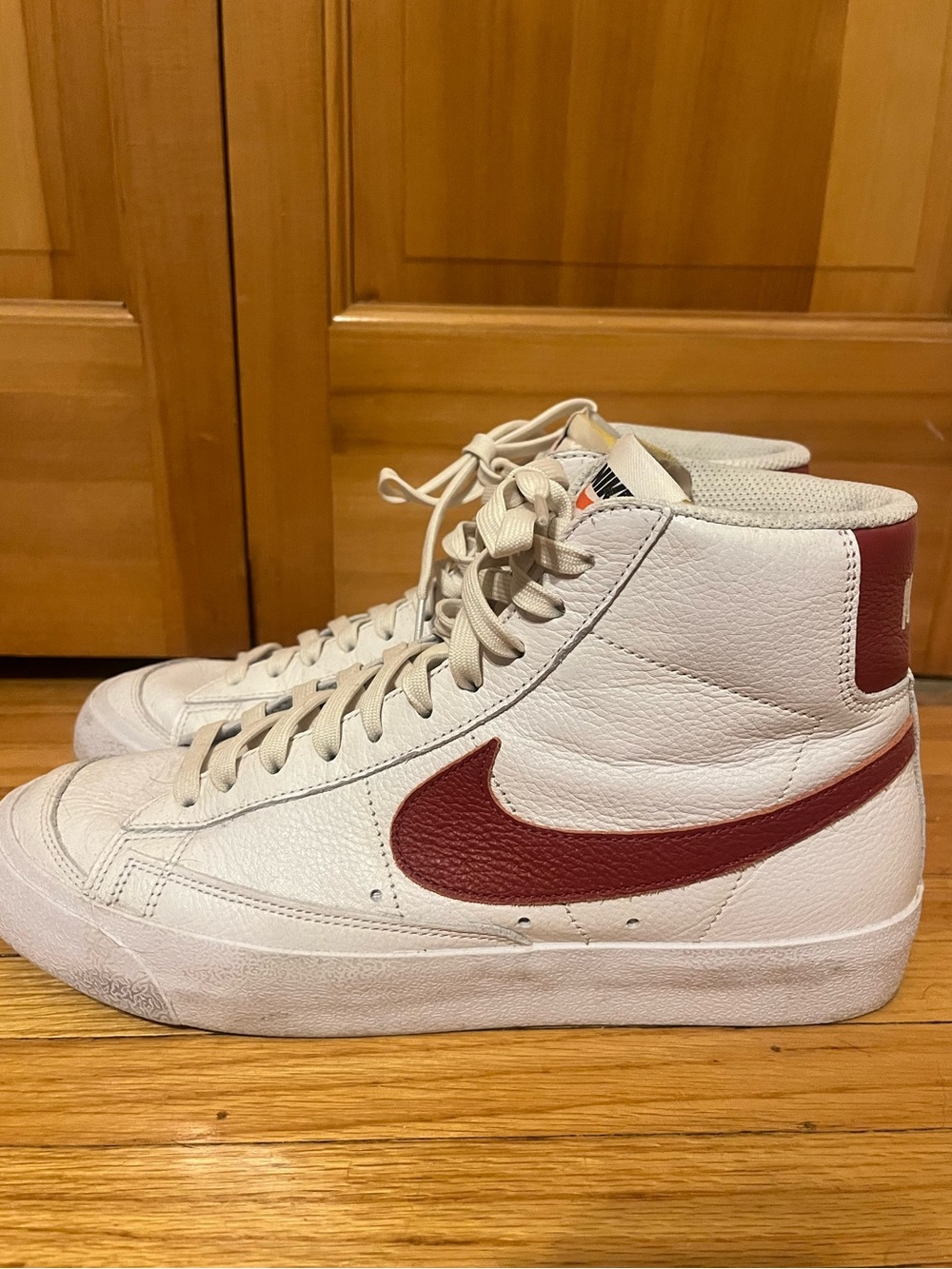Nike Blazer Mid ‘77 High Top Sneakers White with Red Swoosh Mens 9